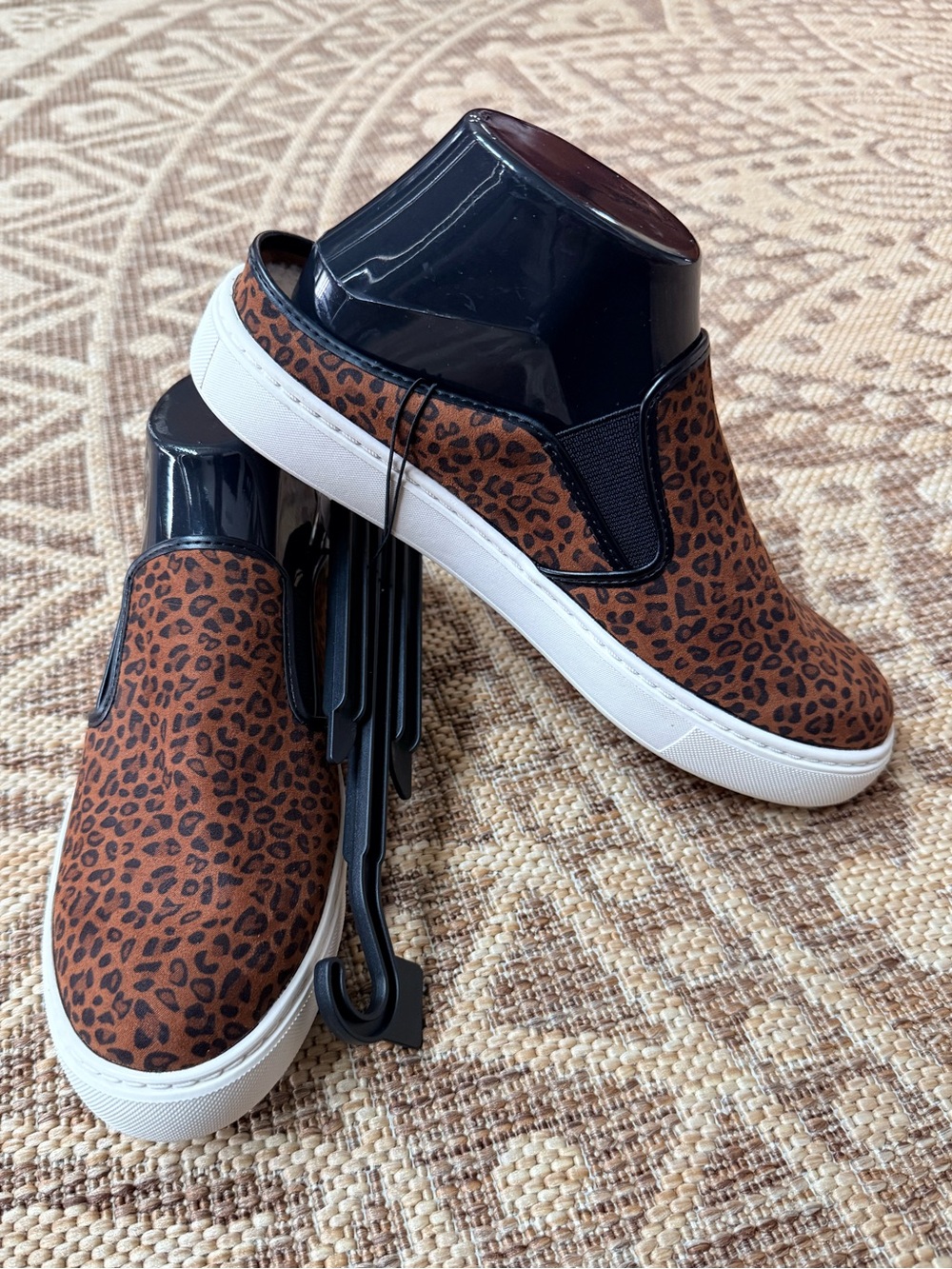 TIME and TRU | TWIN GORE SLIP-ON COMFORT SHERPA LINED LEOPARD MULE SLIDES Sz 8